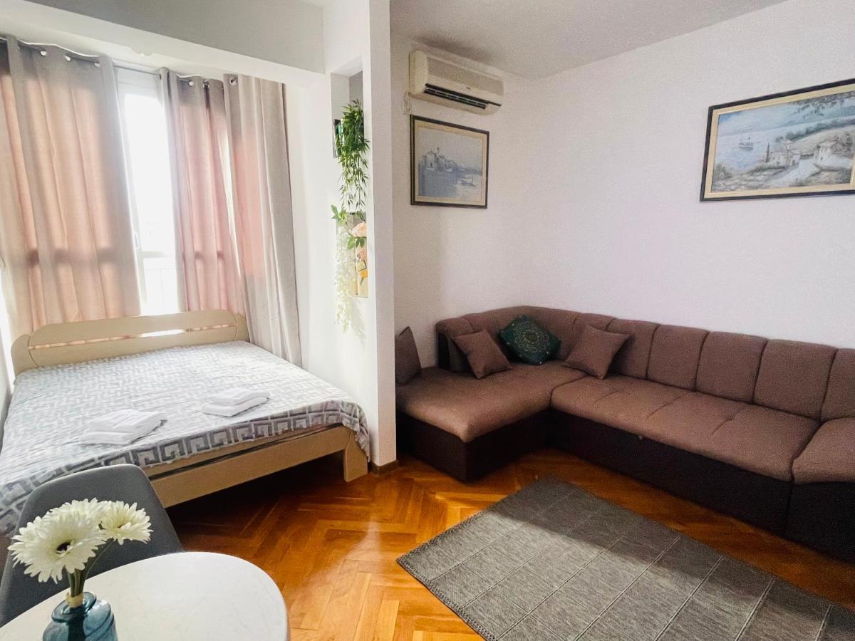 Bar Center Studio Apartment Екстериор снимка